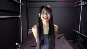 『これ、ソフトにくすぐってるんですけど…… 責め手が困惑してしまうほど敏感な黒髪ロングの女の子へのくすぐり感度チェック!』 稲見なずな