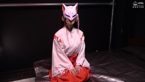 『神秘的な狐面の巫女さんの正座した足裏をくすぐって崩したい! くすぐり我慢修行!』 稲見なずな